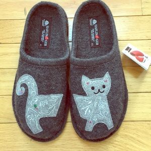 Haflinger Lizzy - Gray Cat Slippers